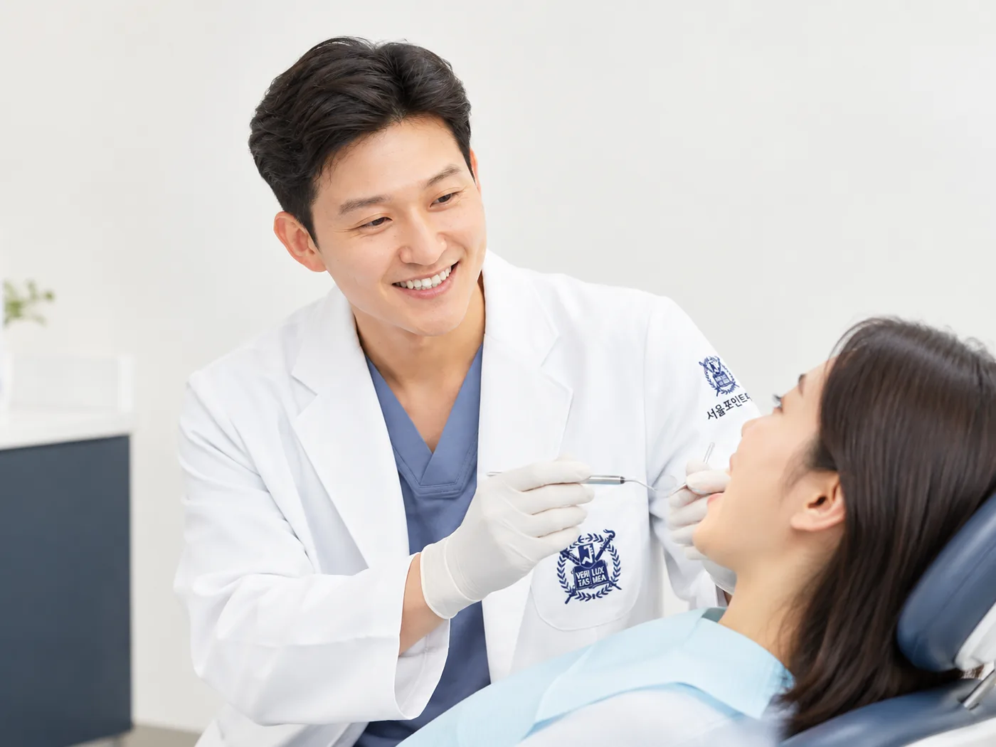 충치 부위를 치아색 재료로 수복하는 치료