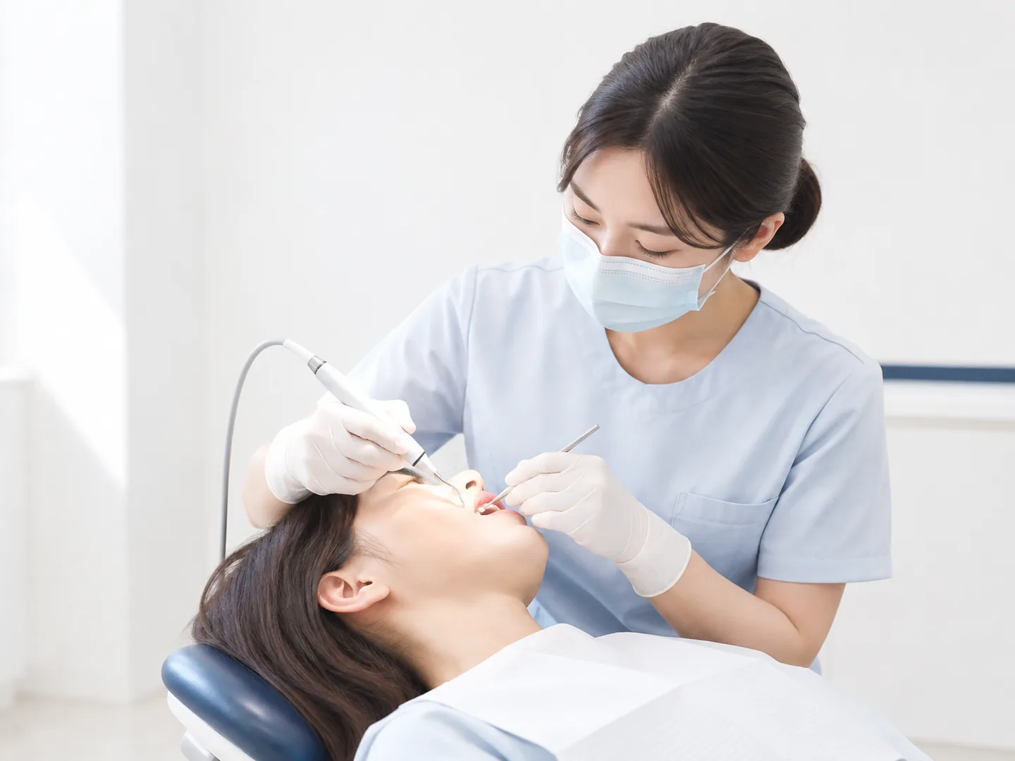 초음파 스케일러와 치주 탐침을 표현한 AI 생성 설명 이미지, 실제 병원 장비 아님